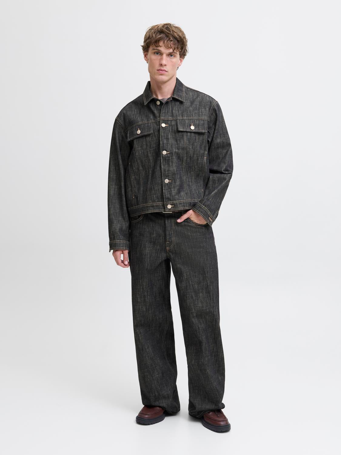 model_shot-front_full